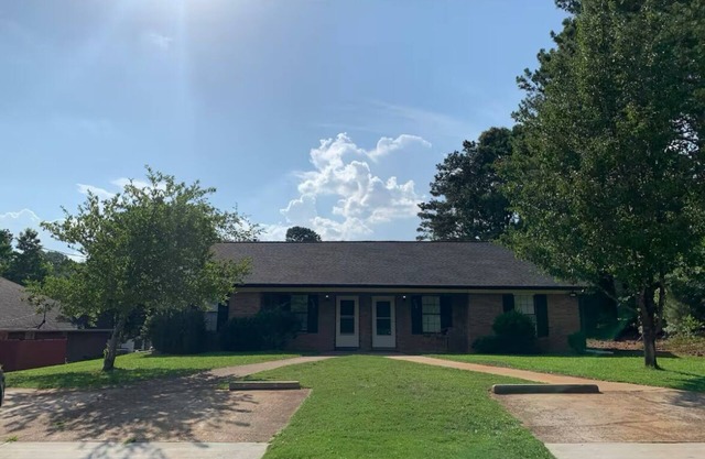 Charming 2-bedroom bungalow in lovely Lawrenceville with AC, WiFi