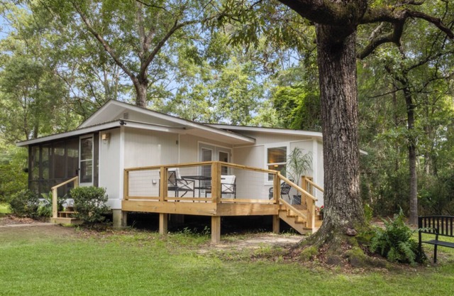Charming 2-bedroom house near boat launch and water with WiFi in Vancleave