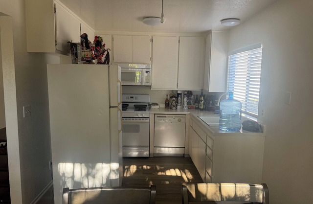 Charming 2-bedroom apartment with WiFi, AC in fantastic Santa Barbara