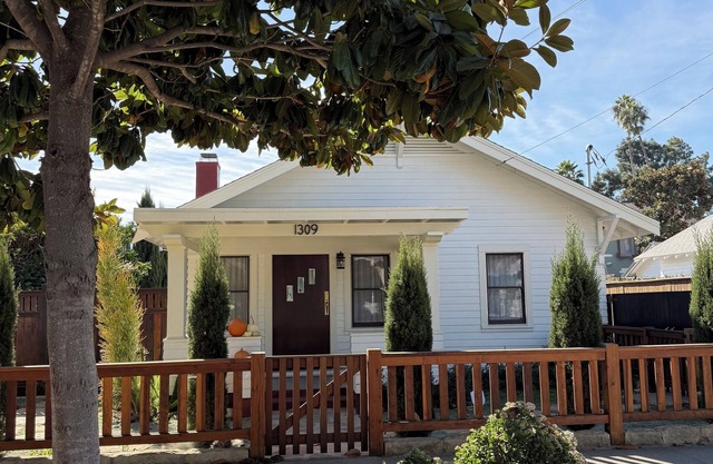 Charming 2-bedroom cottage with WiFi on bike path in Santa Barbara