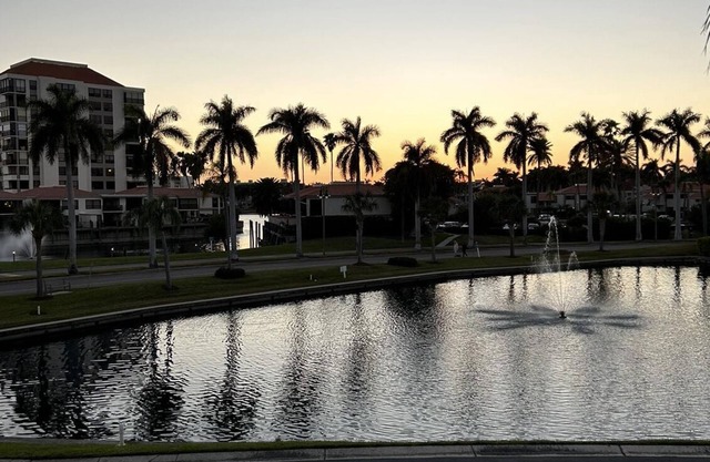 Charming 2-bedroom condo with WiFi, AC in superb St. Petersburg