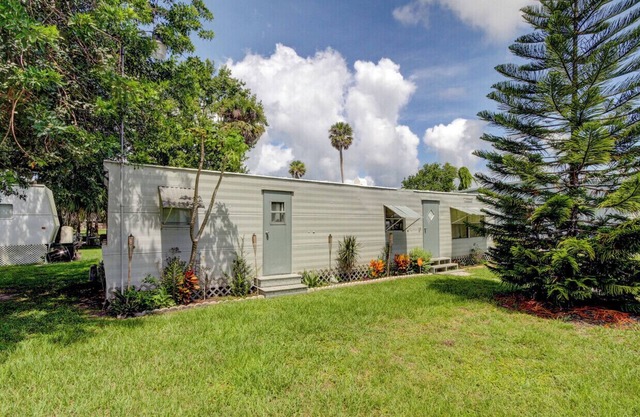 Charming 2-bedroom house in St. Petersburg with AC