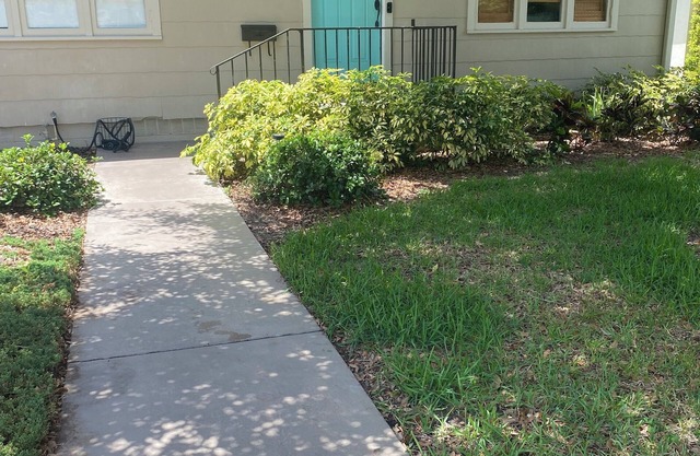 Charming 2-bedroom bungalow in St. Petersburg close to beaches and downtown.