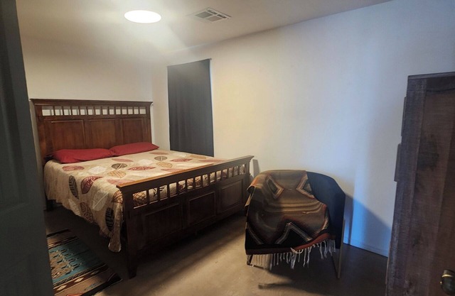 Charming 2-bedroom rear house with WiFi, AC in enchanting Wichita Falls