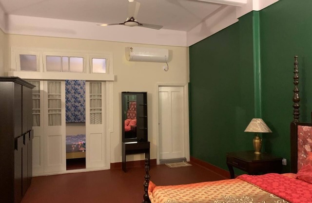 Charming 2-bedroom, 2 bath apartment in Central Kolkata with WiFi, AC, Kitchen