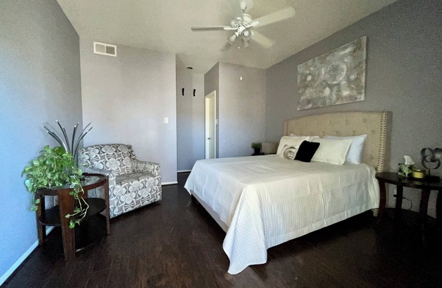 Charming 2 bedroom 2 bath condo in Houston Medical Center.