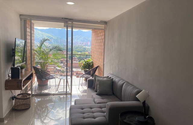 Charming 2 Bedroom/2 Full Bath Apartment w/Air Conditioning & WiFi