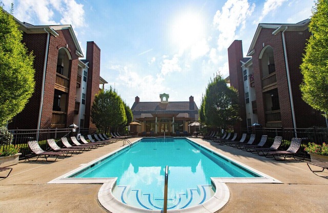 Charming 2-bedroom apartment in the Beaumont area of Lexington, KY.