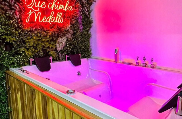 Charming 2-bedroom apartment in marvelous Medellín with WiFi, AC