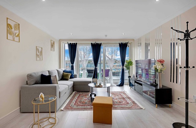 Charming 2-Bedroom Apartment Overlooking the Marina in Beautiful Ipswich