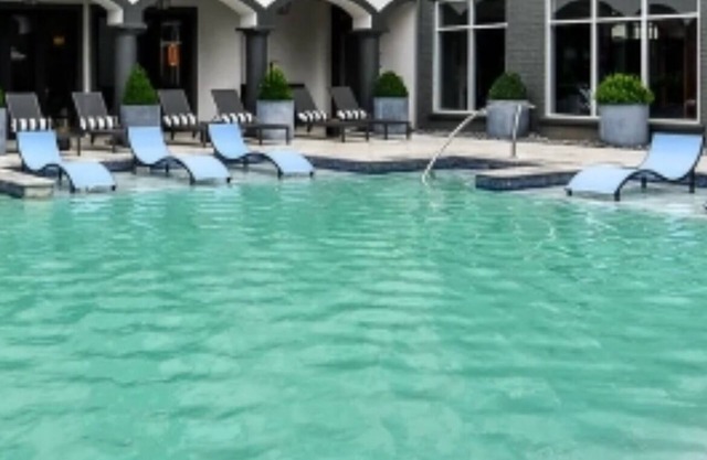 Charming 2-bedroom apartment in Buckhead ! Very safe location, free parking