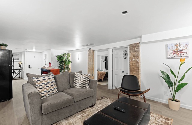 Charming 2-bedroom apartment with WiFi, AC in fantastic Detroit