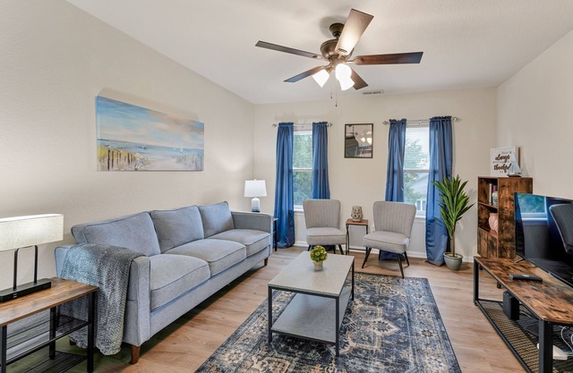 Charming 2-bedroom apartment in delightful Hampton with AC, WiFi, 30+ Day Stay