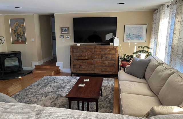 Charming 2-bedroom apartment with very fast WiFi, AC in Houlton, ME