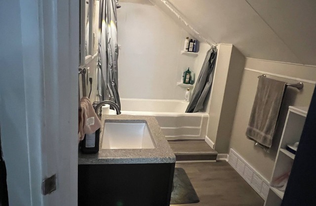 Charming 2-bedroom apartment with WiFi, AC in amazing Toledo
