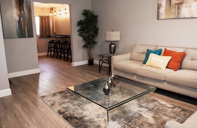 Charming 2-bedroom apartment with AC, WiFi full kitchen in beautiful Tampa