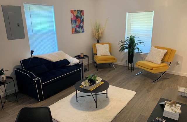 Charming 2-bedroom Boho Chic house with AC and WiFi in Petersburg