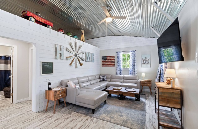 Charming 2-bedroom barn in, Foley 8 miles to Beach, dogs welcome, near Sportplex