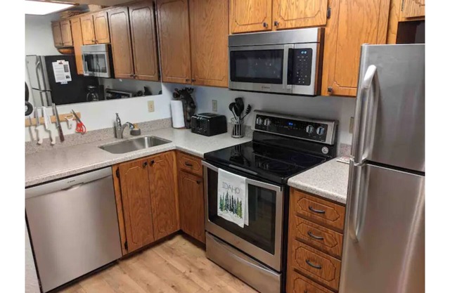 Charming 2-bedroom/bath condo close to downtown.