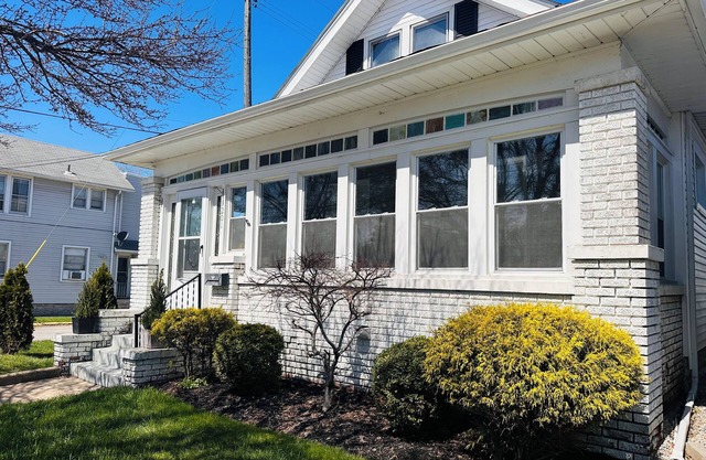 Charming 2-bedroom Boho Cottage in Sandusky, less than 5 min. from Cedar Point!