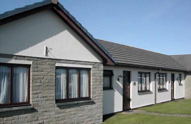 Charming 2-bedroom bungalow on the picturesque Lizard peninsula with AC, WiFi