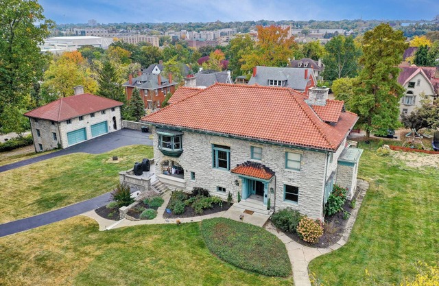 Charming 2-bedroom carriage house apartment on 2 acre estate