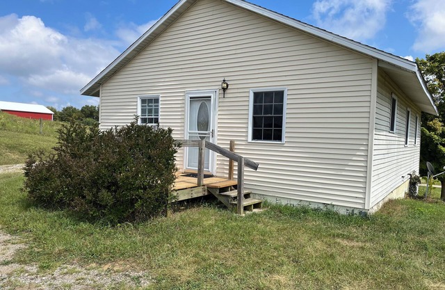 Charming 2-bedroom cottage with WiFi, AC in peaceful Middlebury