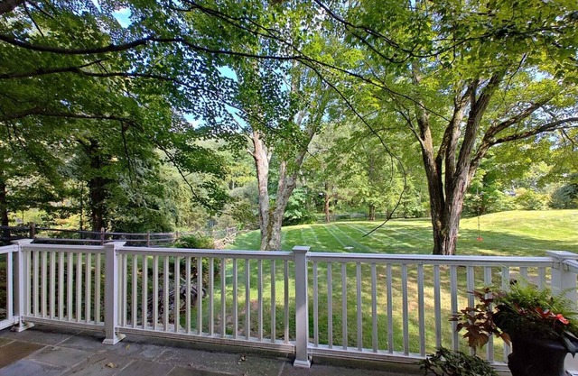 Charming 2 Bedroom Cottage in Peaceful New Canaan