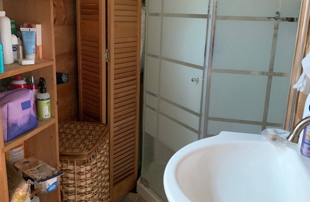 Charming 2-bedroom cottage in enchanting Prudence Island with WiFi