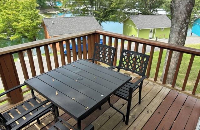 Charming 2-bedroom cabin with WiFi, AC in quaint Winchester