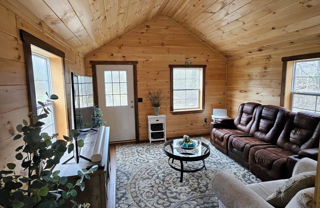 Charming 2-bedroom cabin in delightful Winterport with WiFi, AC