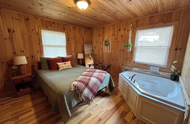 Charming 2-bedroom cabin in Duffield, VA. Near Devil's Bathtub & Natural Tunnel