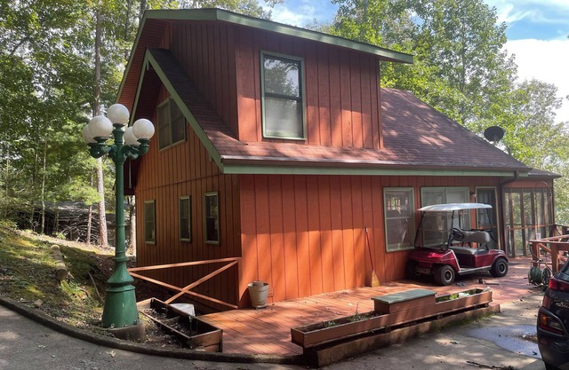 Charming 2-bedroom cabin with WiFi in the the Smokey Mountains