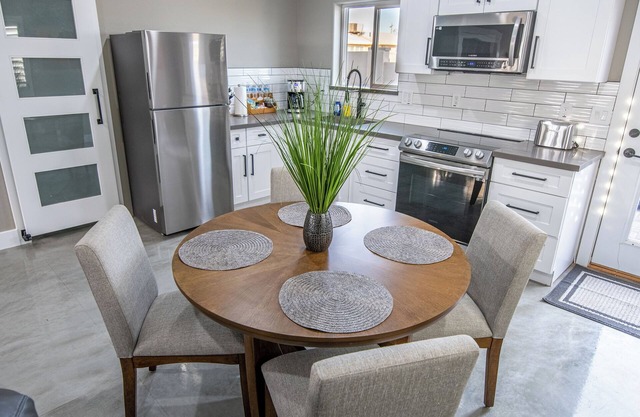 Charming 2-bedroom casita, private backyard with grill, putting green,cornhole