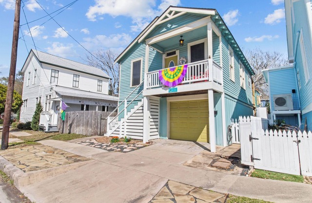 Charming 2-bedroom cottage in beautiful Galveston with AC, WiFi