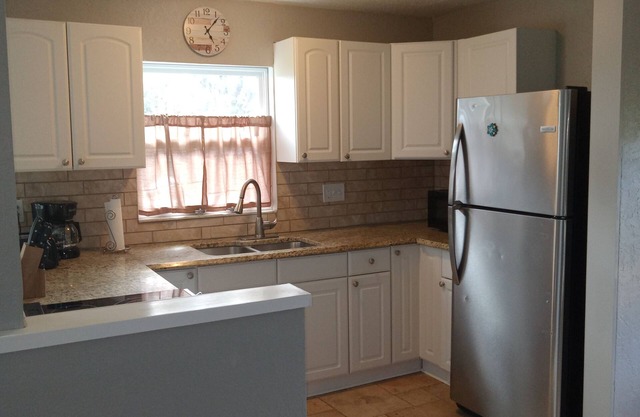 Charming 2-bedroom Country Cottage in Kissimmee with private parking
