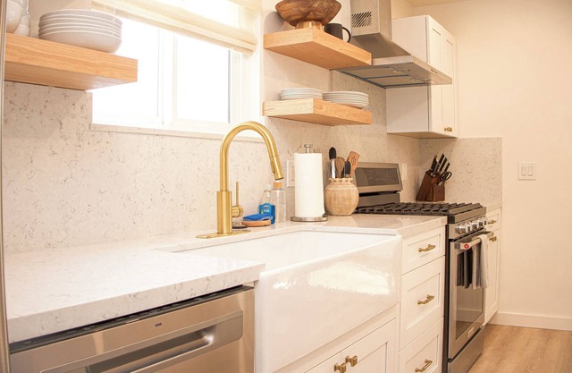 Charming 2-bedroom cottage in Montecito one block from Coast Village Road