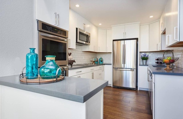 Charming 2-bedroom condo in San Mateo with WiFi and AC and office space