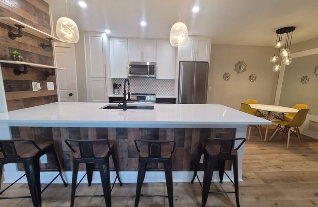 Charming 2-bedroom condo in welcoming Carrboro with fitness center, pool, Wi-Fi