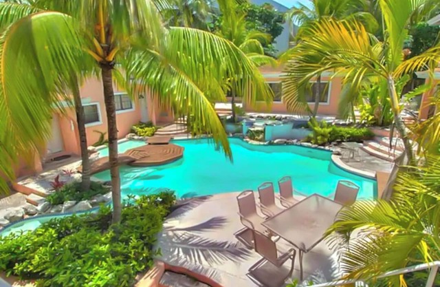 Charming 2-bedroom condo in lovely Nassau with WiFi, AC