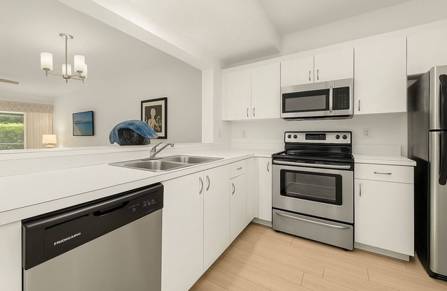 Charming 2-bedroom condo in Central Naples