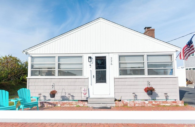 Charming 2-bedroom cottage at fabulous Seabrook Beach with breathtaking sunsets!
