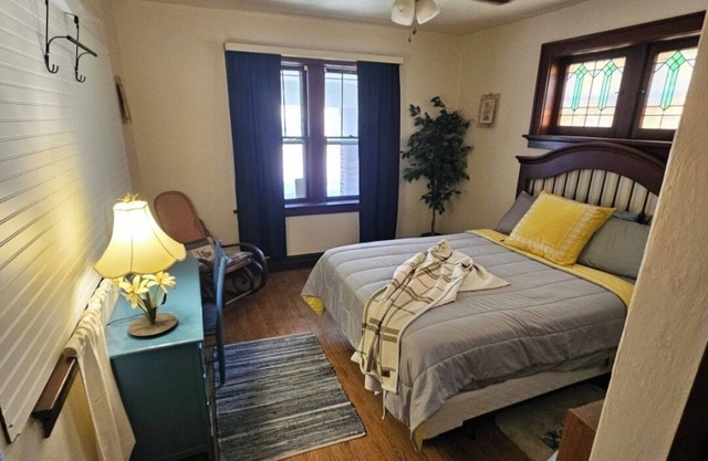 Charming 2-bedroom, cozy bungalow with sunroom in fabulous St. Louis with WiFi