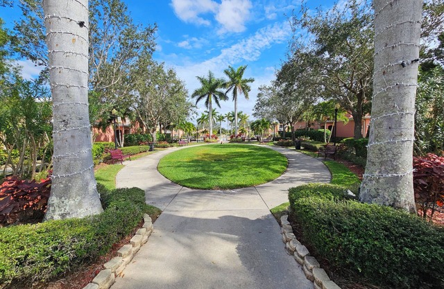 Charming 2-bedroom/Den condo with fitness room, WiFi in fantastic Estero J