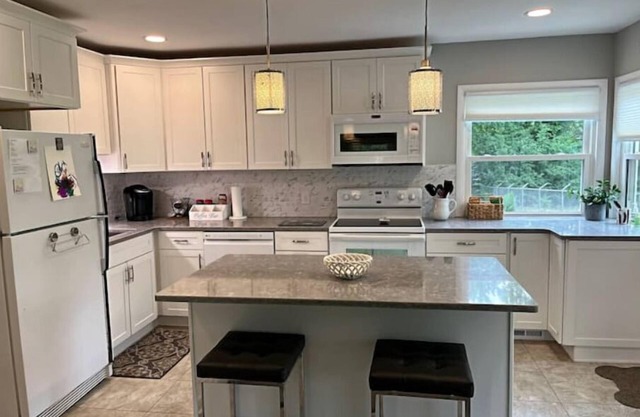 Charming 2-bedroom dog friendly house in lovely Akron