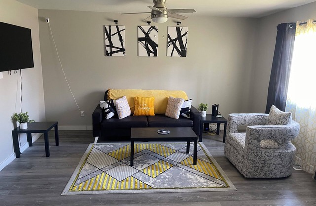 Charming 2-bedroom duplex in fabulous Avon with WiFi, AC