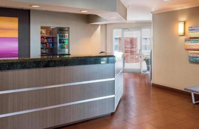Charming 2-bedroom extended stay/ FAST WIFI/fitness room/Pet friendly/Central