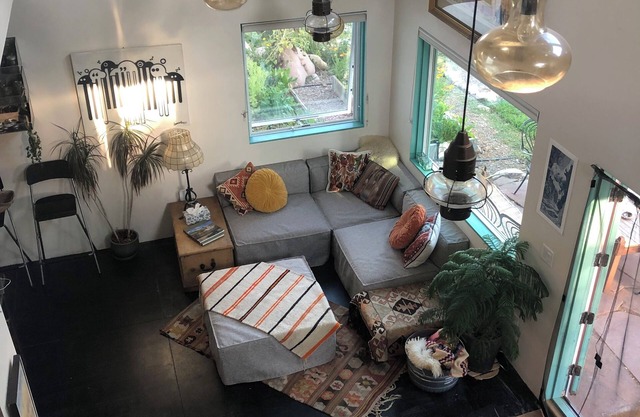 Charming 2-bedroom farmhouse style w/ loft—sleeps 7 easily— in Carbondale