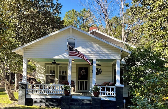 Charming 2-bedroom farmhouse in Walterboro with WiFi and AC