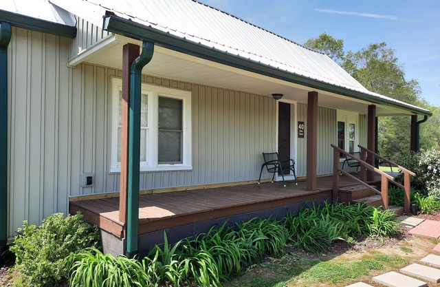 Charming 2-bedroom farmhouse in the country --Bradford with AC, WiFi